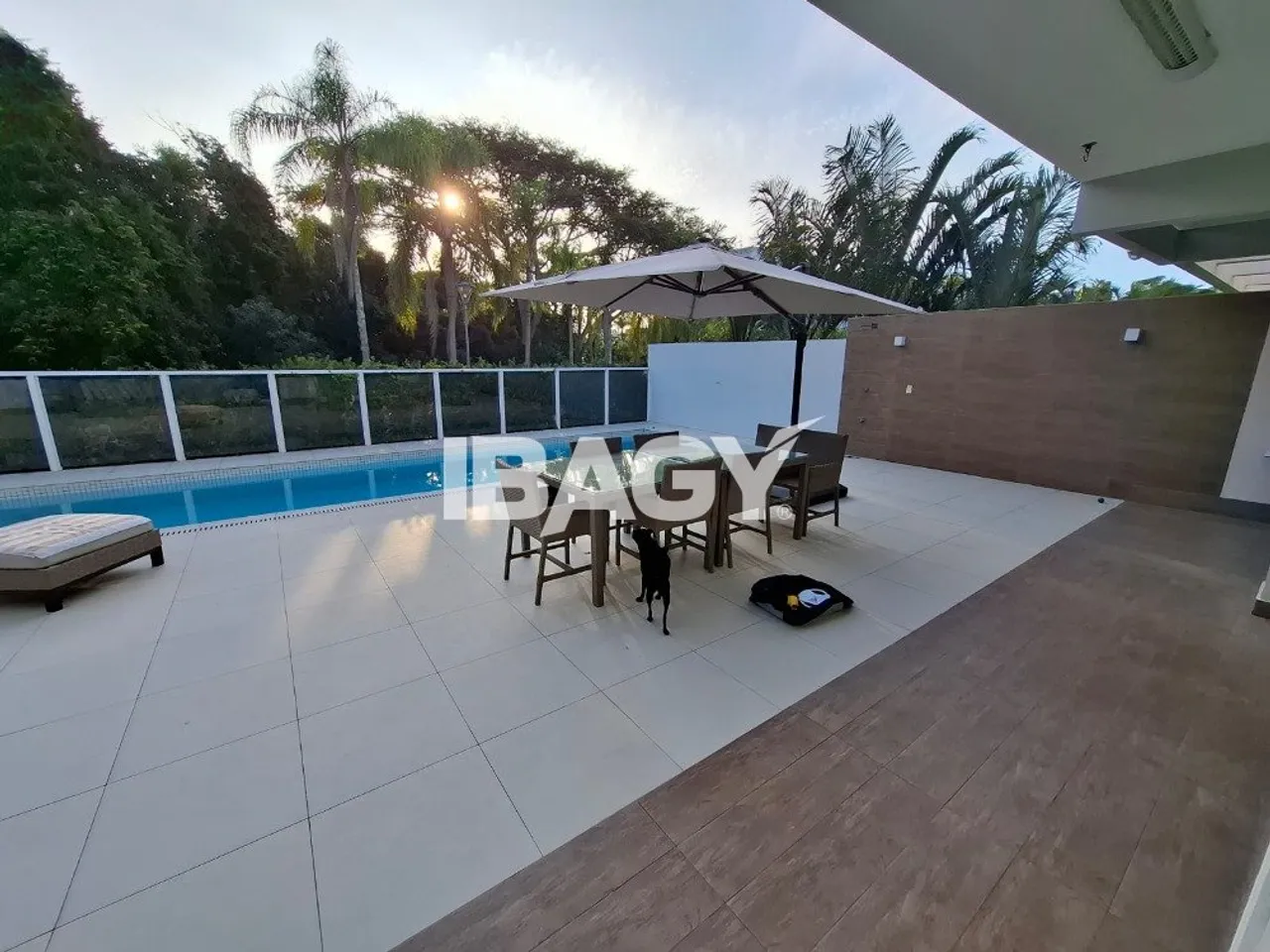 House with 5 bedrooms and 5 bathrooms plus laundry area — photo 4