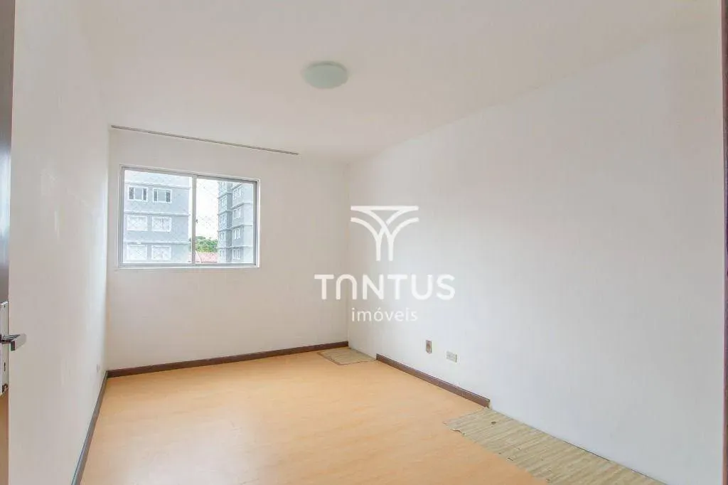 Wood or laminate floors in a 2-bedroom apartment, 66 m² — photo 4