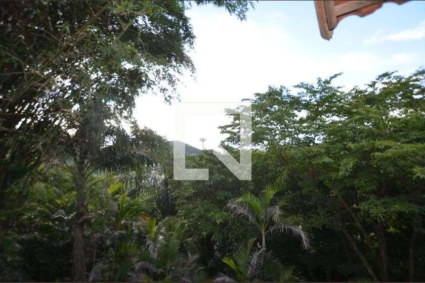 1-bedroom apartment with enclosed kitchen and garden — photo 4