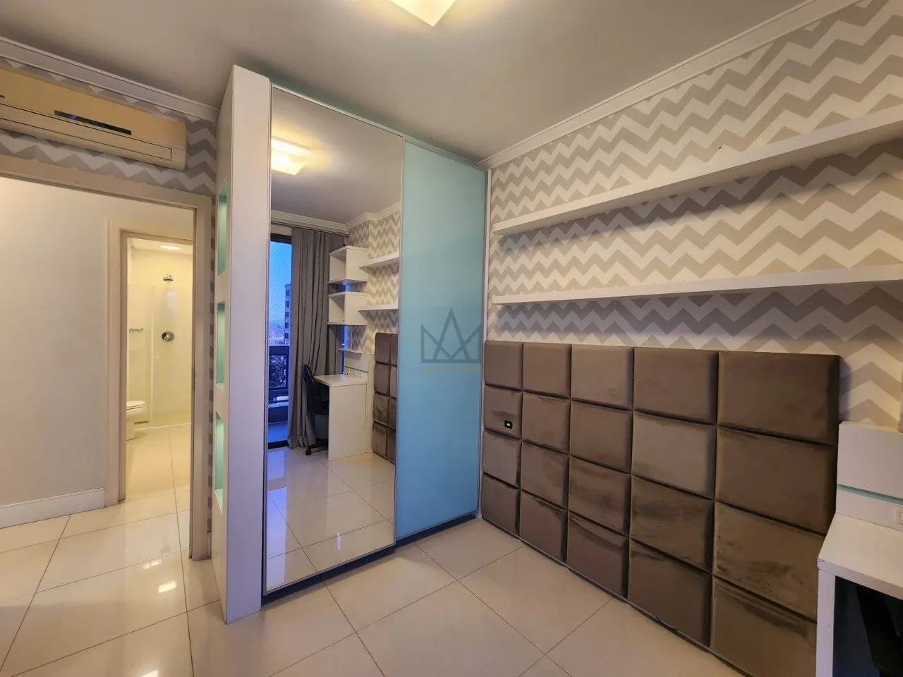 4-bedroom apartment in a building with a gym — photo 43