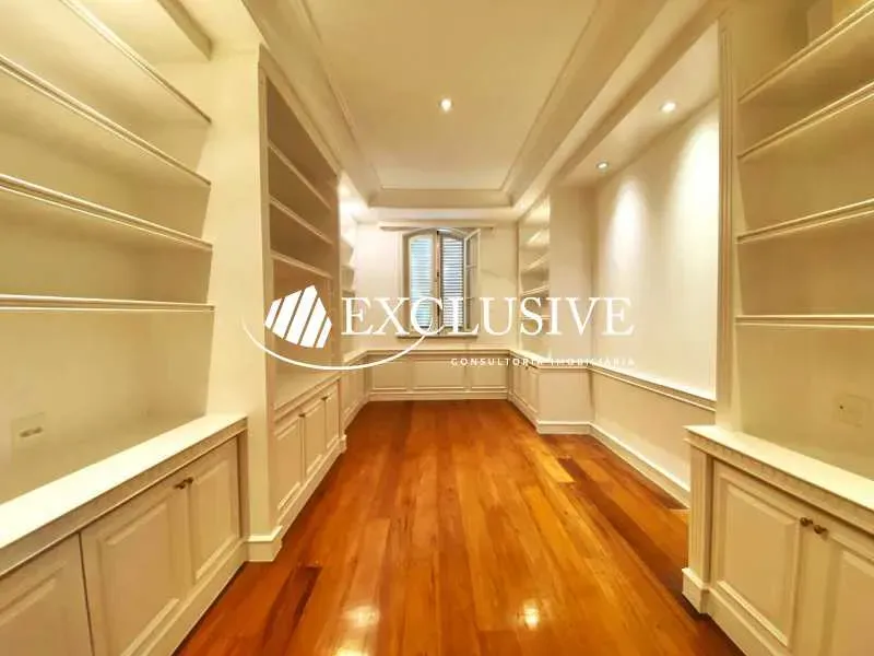 Bathtub in a 5-bedroom house, 881 m² — photo 14