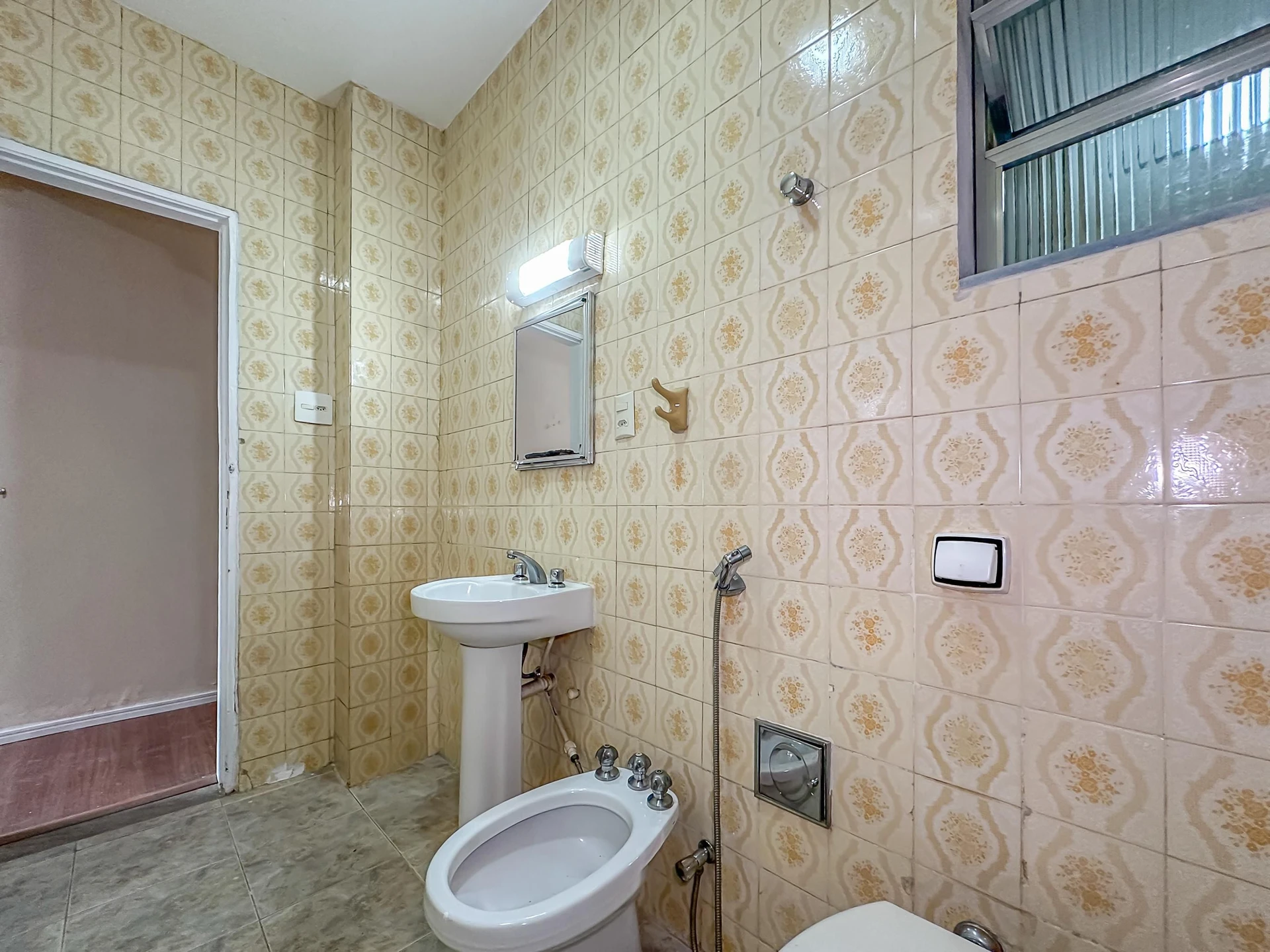 Wood or laminate floors in a one-bedroom apartment, 62 m² — photo 32