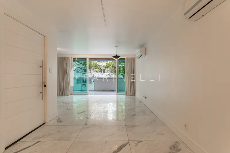 Glass-enclosed balcony in a 3-bedroom apartment, 136 m² — photo 8