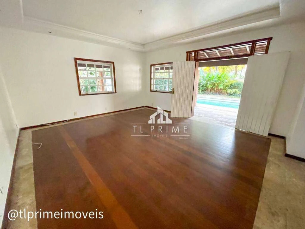 House in a gated community with 4 bedrooms and 600 m² — photo 15