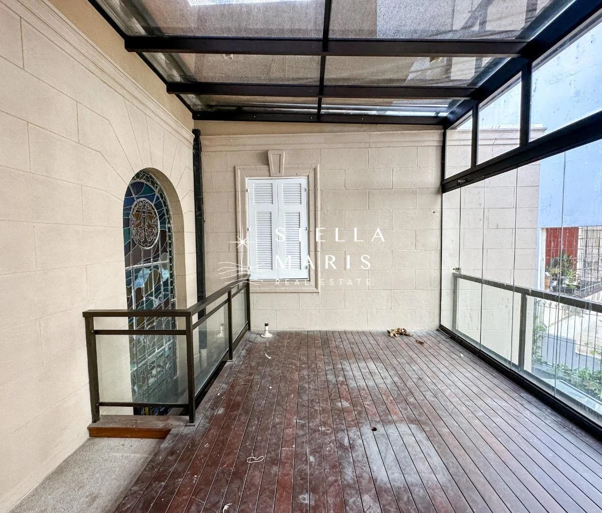 Glass-enclosed balcony in a 5-bedroom house, 402 m² — photo 5