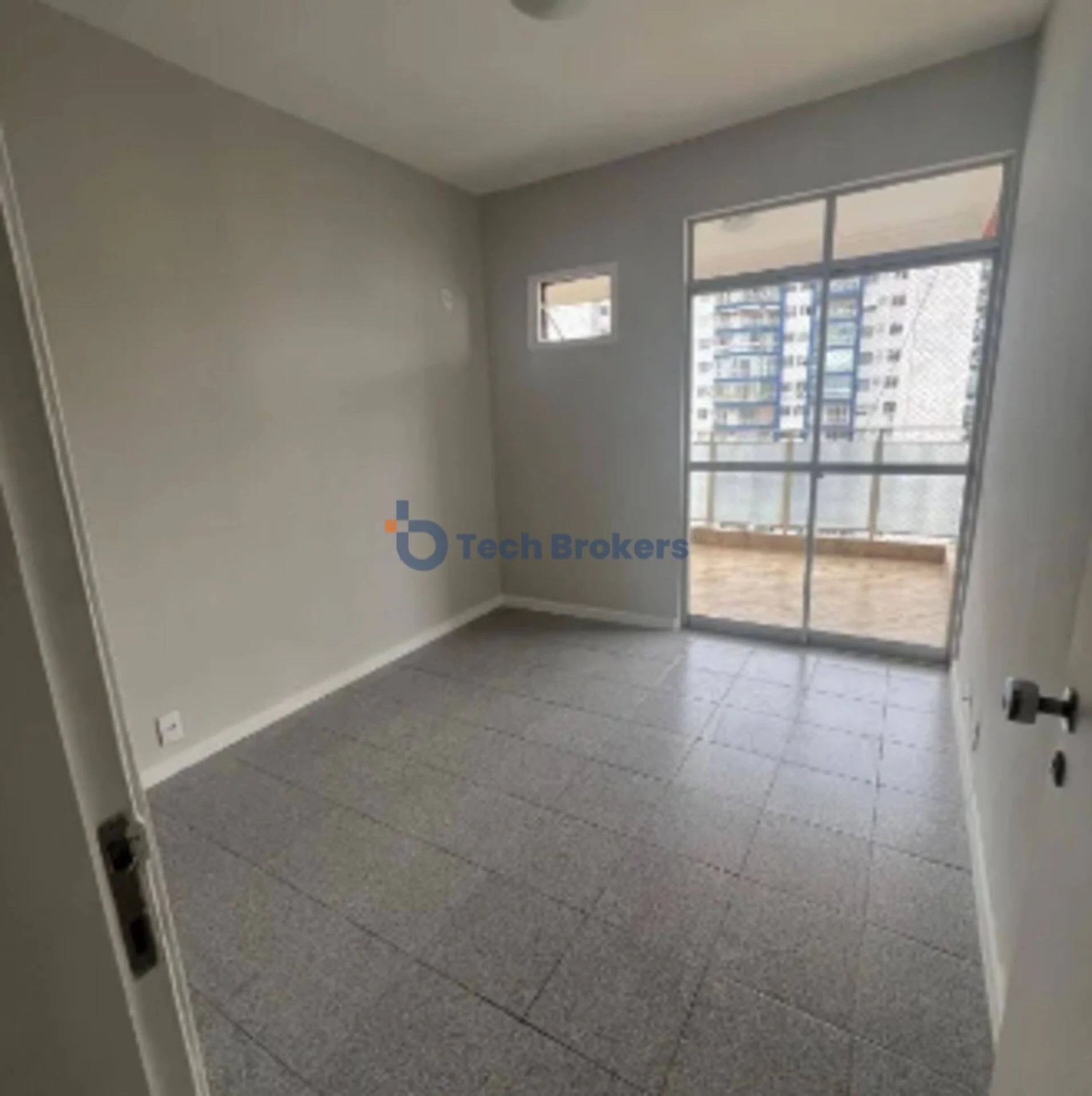 Walk-in closet in a 2-bedroom apartment, 85 m² — photo 3