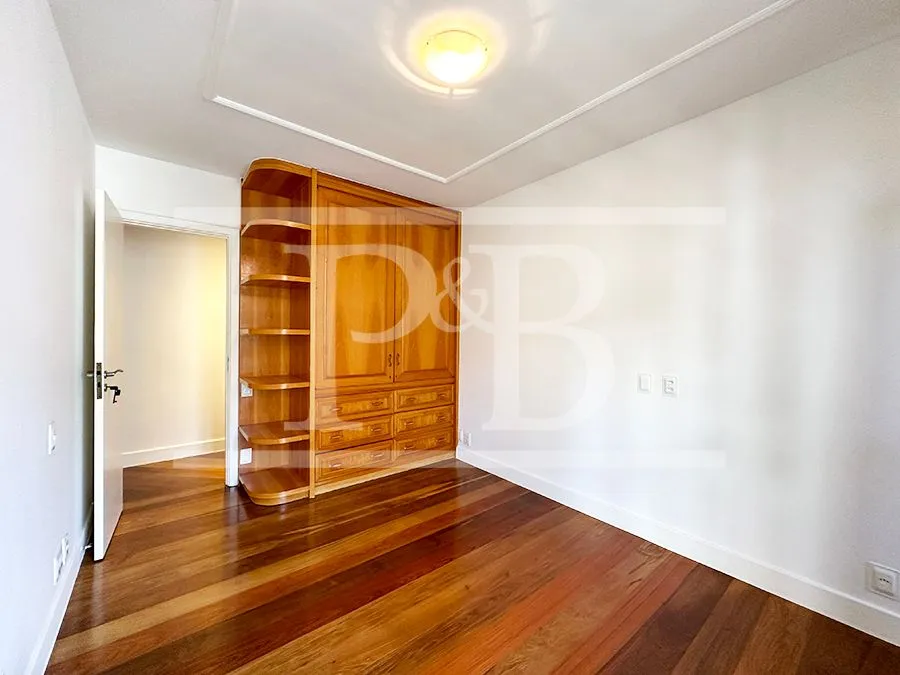 300 m² apartment with 4 bedrooms and 4 parking spots — photo 21