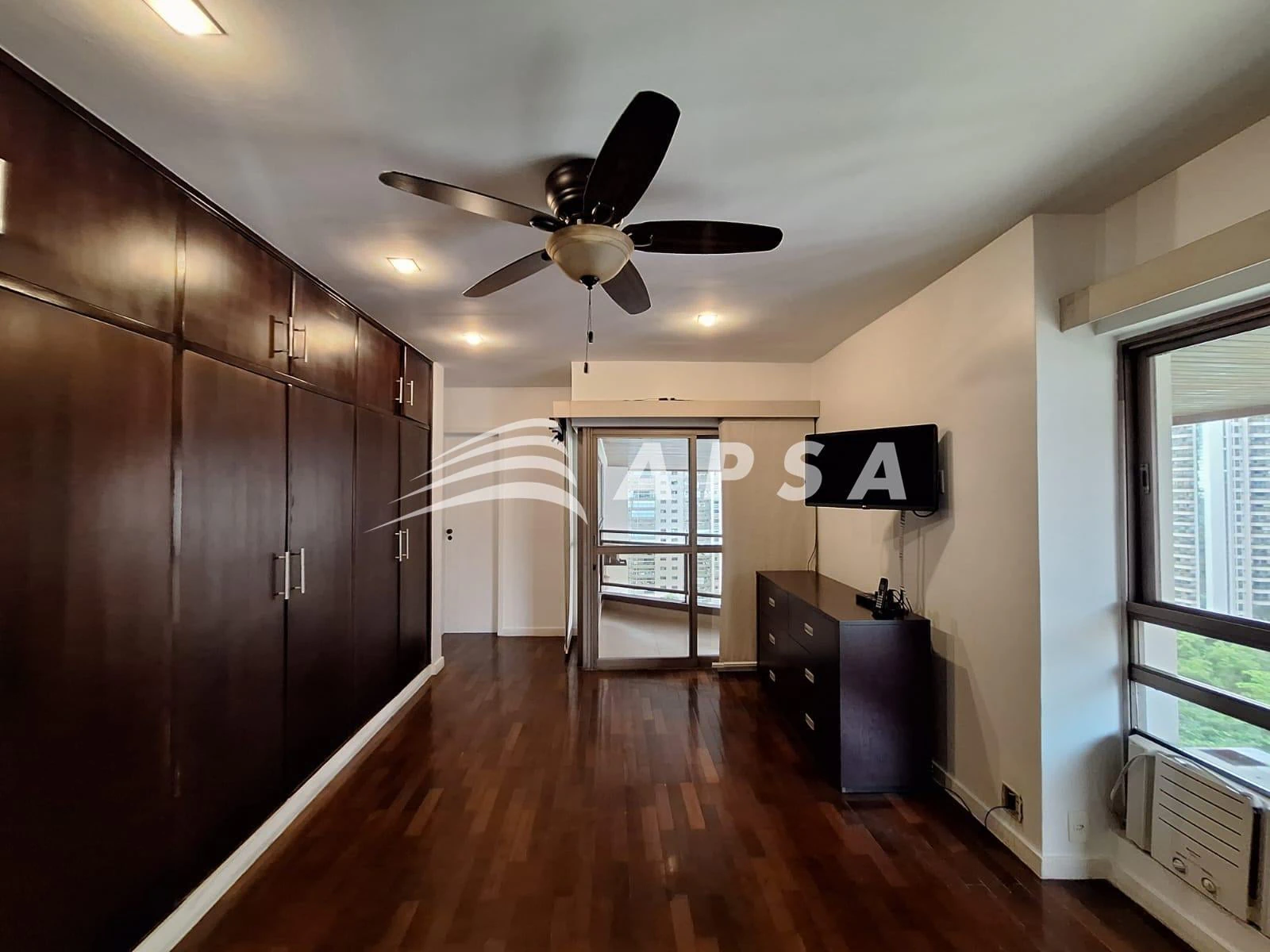 4-bedroom apartment in a building with a sauna — photo 13