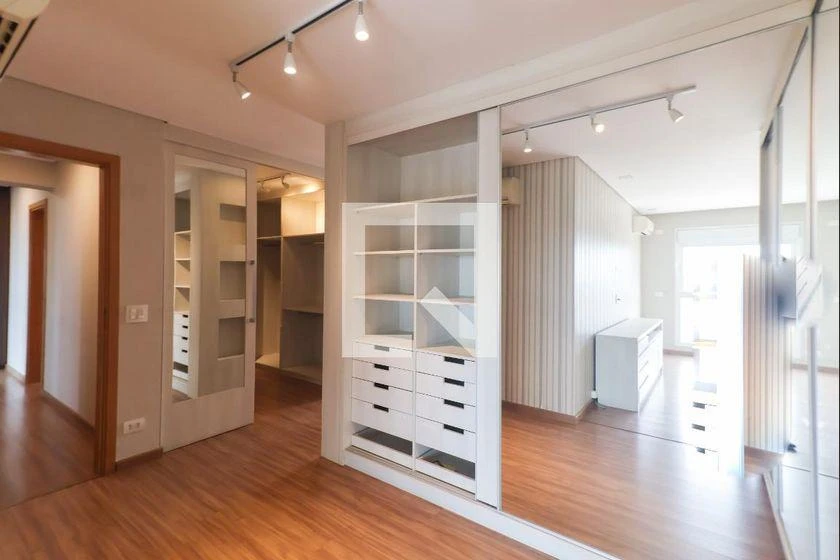 266 m² apartment with a bathtub and a walk-in closet — photo 9