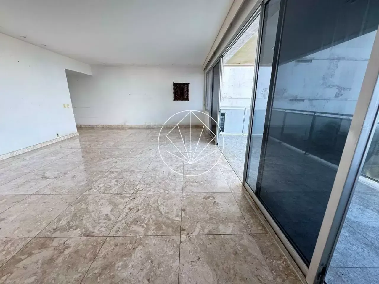 Apartamento de 3 quartos com cozinha fechada e 210 m² — photo 2