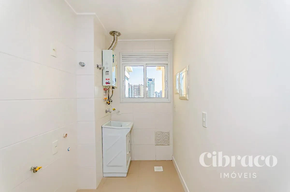 Balcony with a grill in a 2-bedroom apartment, 71 m² — photo 15