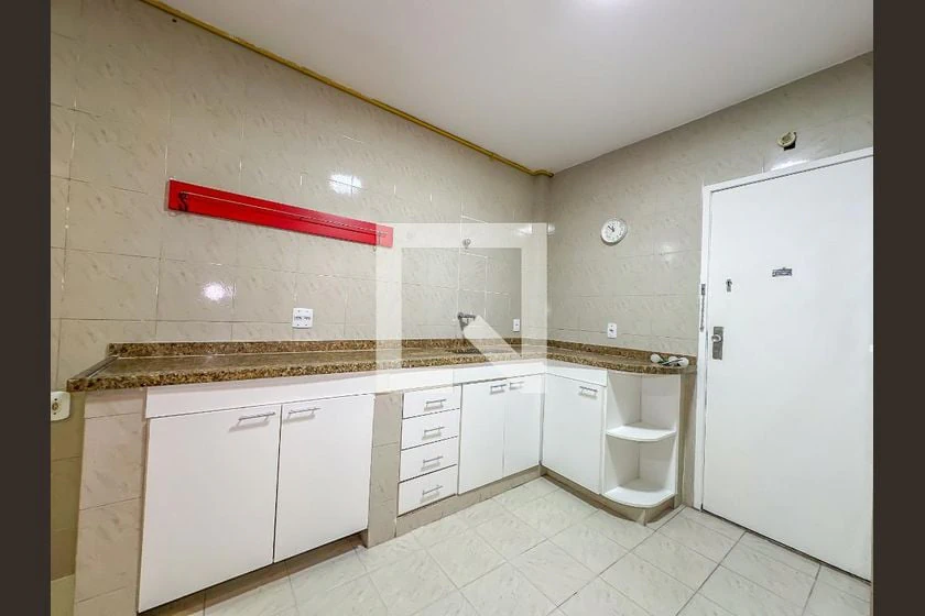 Apartamento de 2 quartos com piso de madeira ou laminado — photo 12