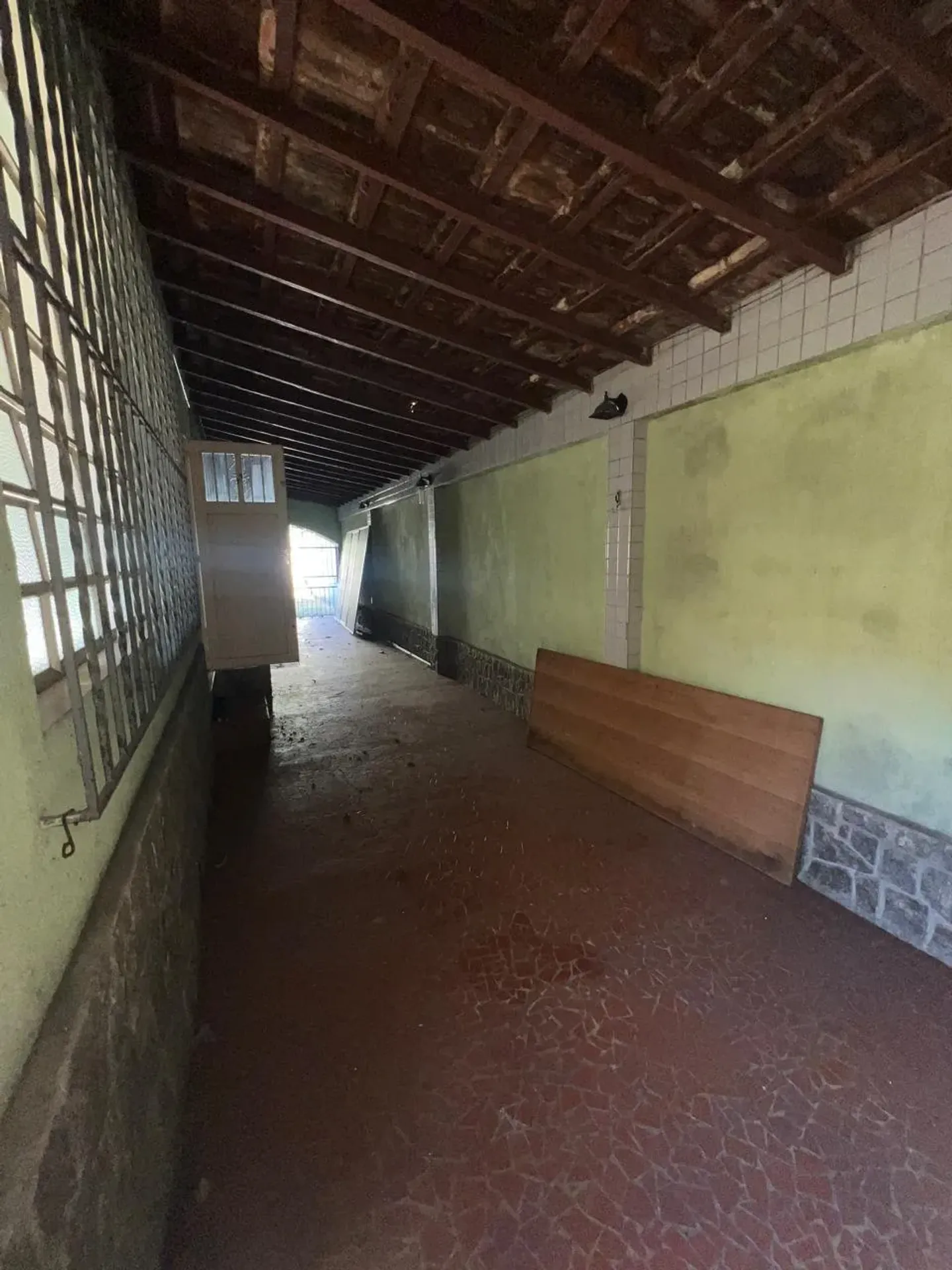 Casa com 4 quartos e cozinha fechada com armários — photo 36