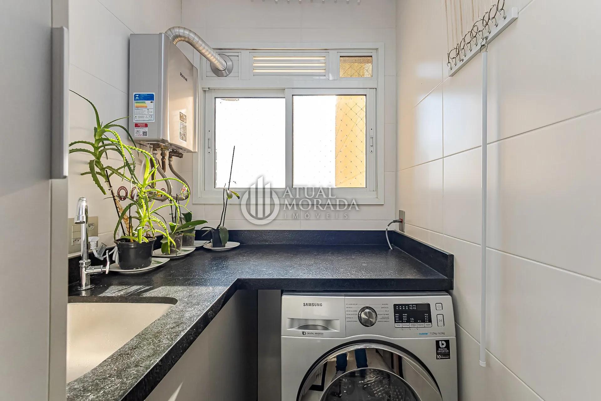 Furnished 2-bedroom apartment with open-plan kitchen — photo 6