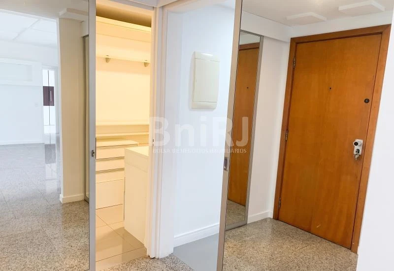 3-bedroom apartment in a building with a pool — photo 42