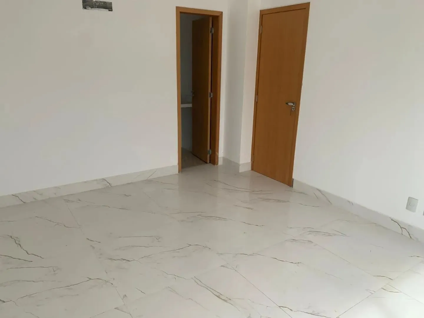 Glass-enclosed balcony in a 4-bedroom apartment, 240 m² — photo 18