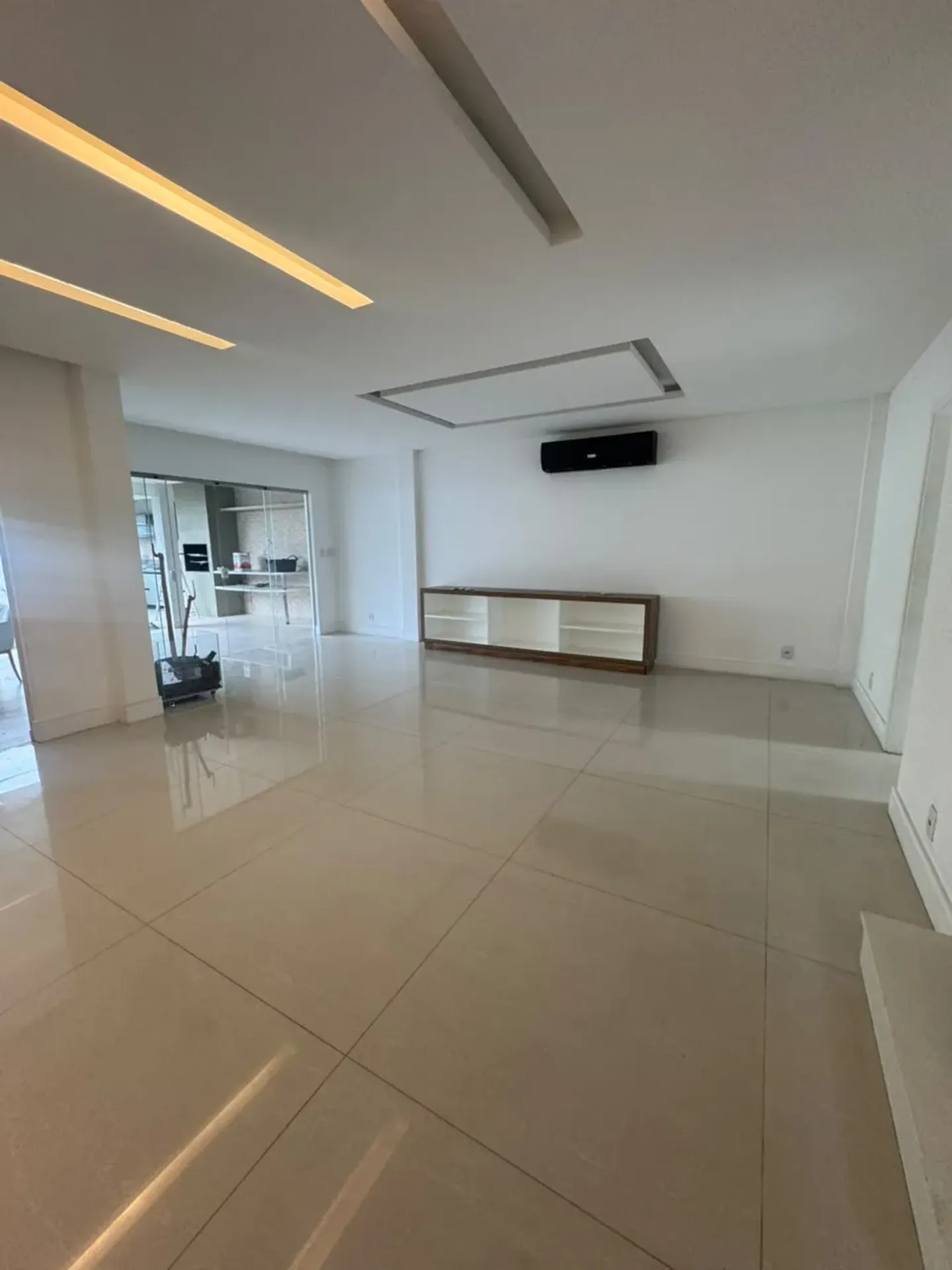 House, 300 m², with floor-to-ceiling windows — photo 3