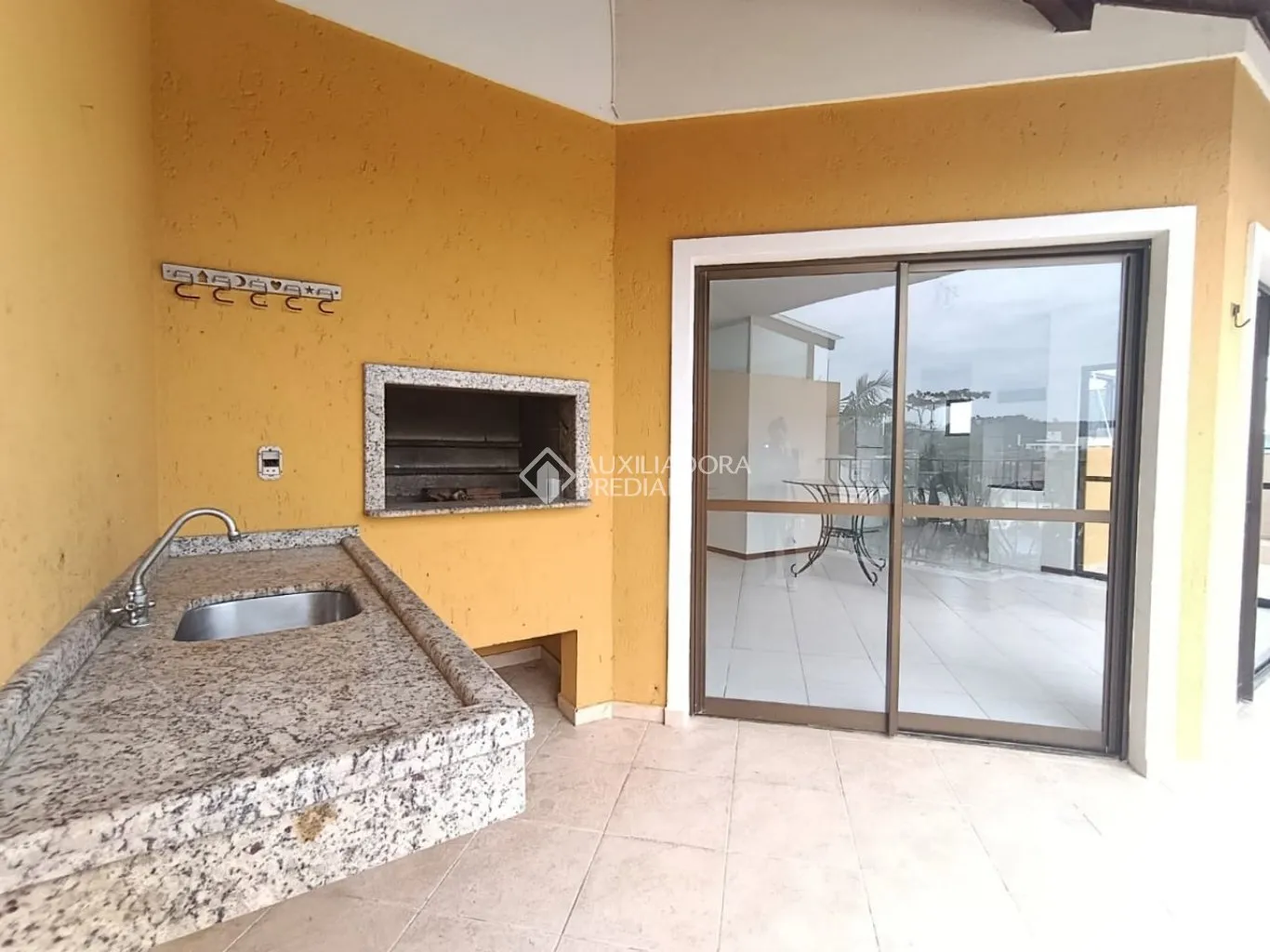 Penthouse-style apartment with 3 bedrooms and 3 baths — photo 5