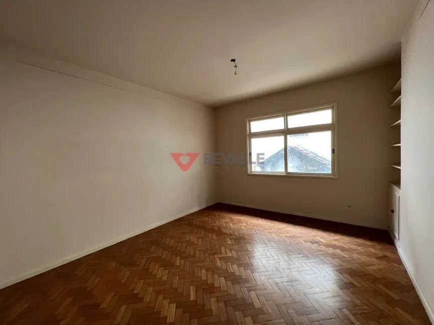 Casa com 350 m², 7 quartos e 4 vagas de garagem — photo 2