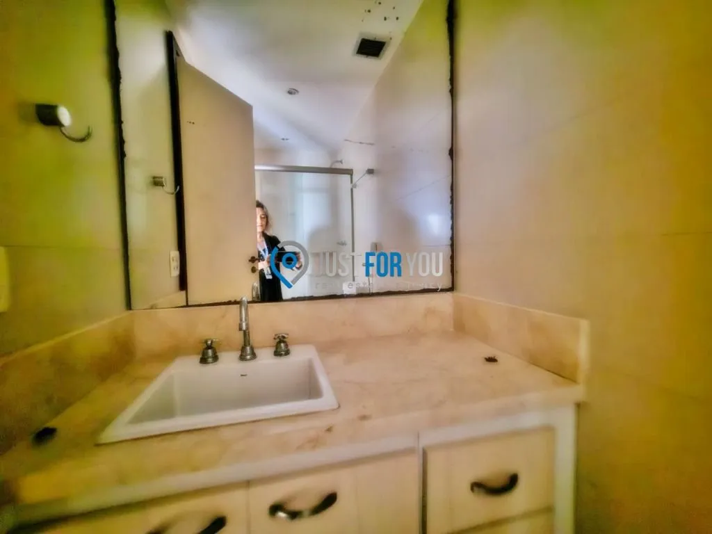 Apartamento com 3 dormitórios e varanda fechada de vidro — photo 36