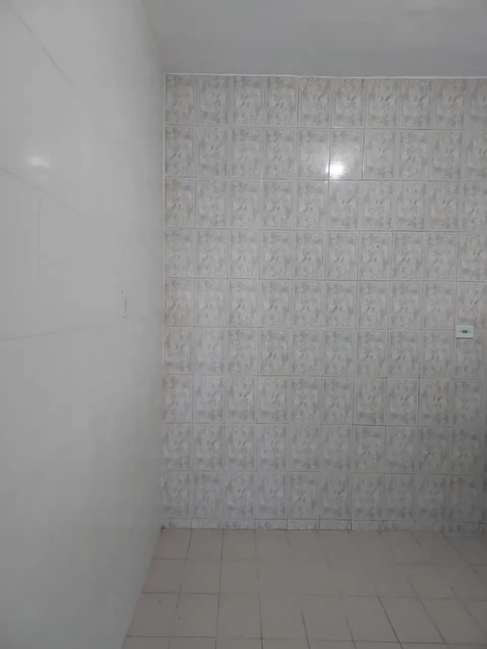 Unfurnished 1-bedroom apartment with a closed kitchen — photo 18