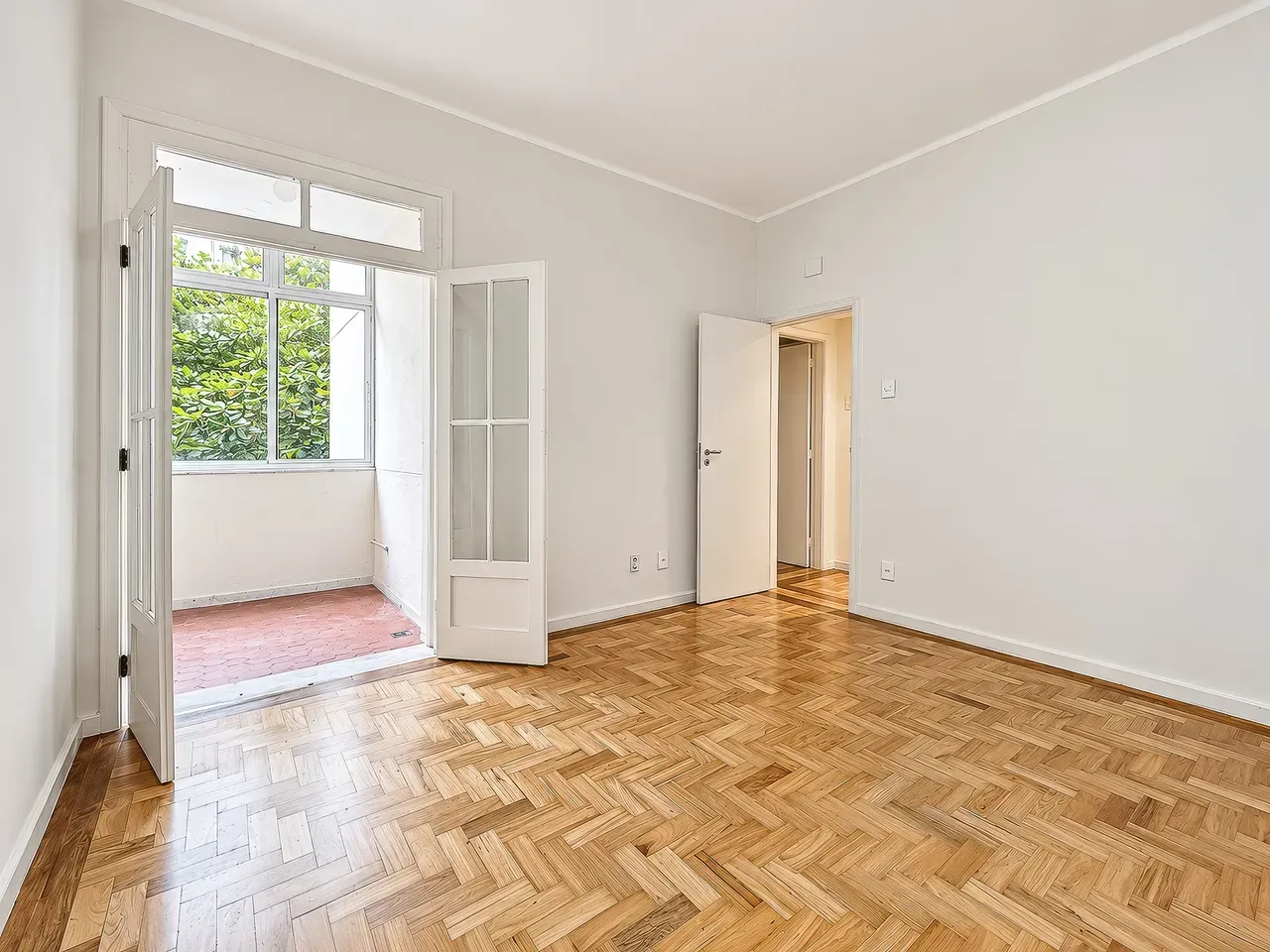 Apartment on the 5th floor with wood or laminate floors — photo 6
