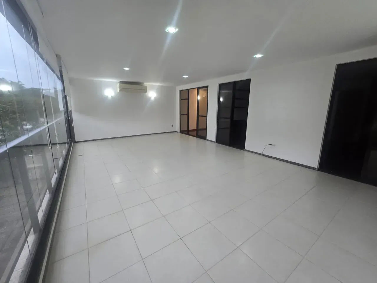 Apartamento de 2 quartos, varanda com janelas do chão ao teto — photo 8