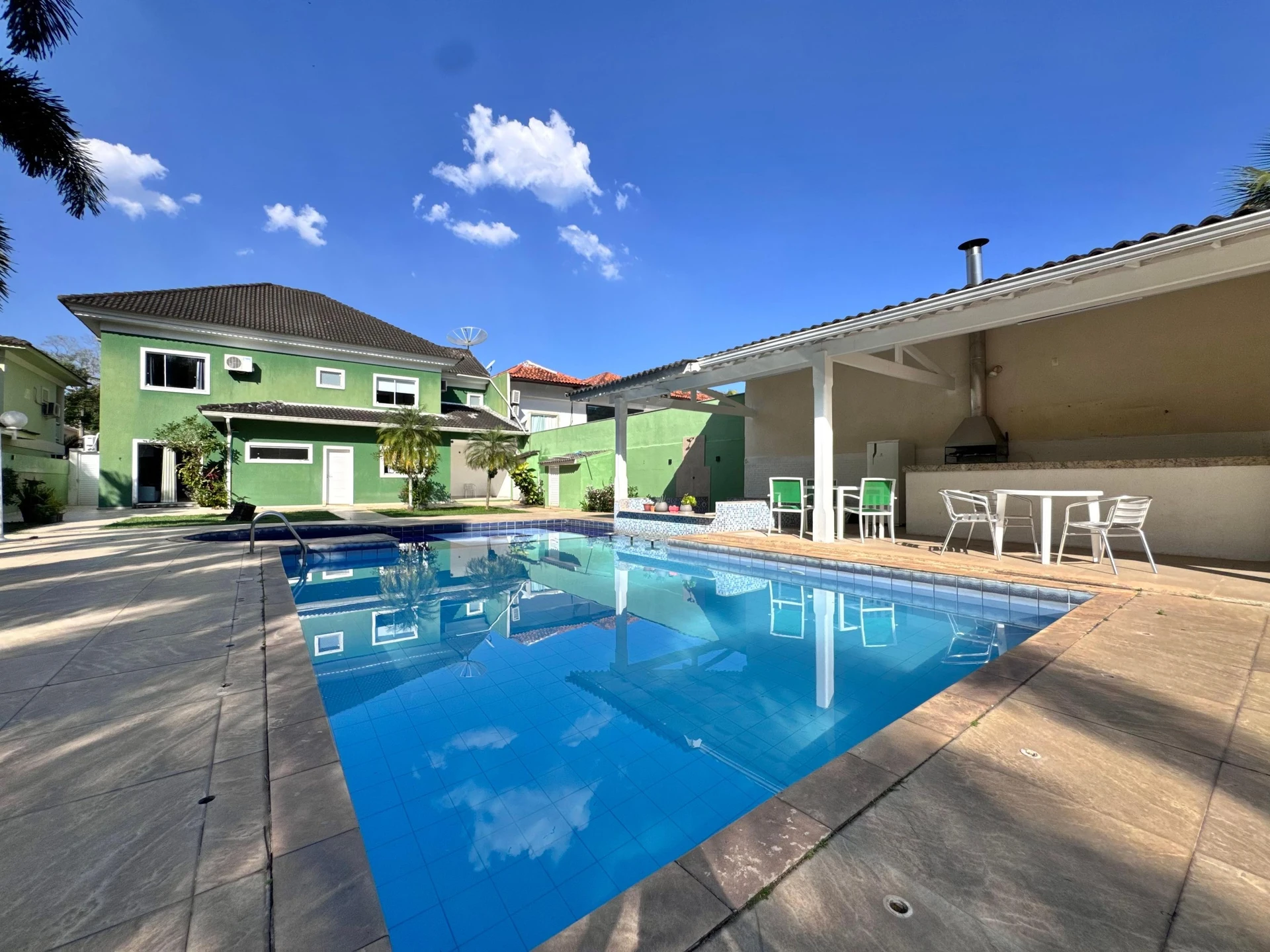 Furnished house with 4 en-suites and 6 bathrooms — photo 6