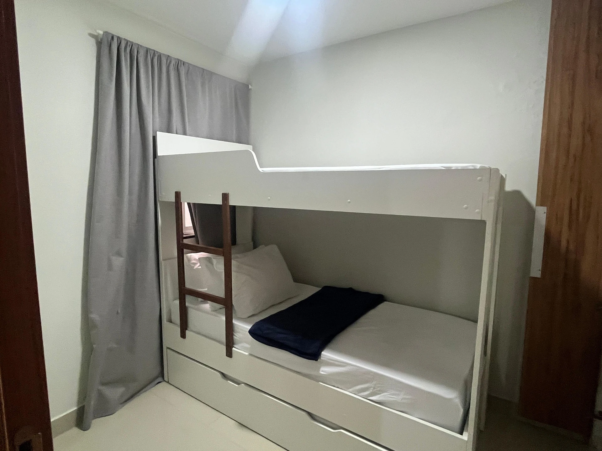 Furnished 2-bedroom apartment with built-in wardrobes — photo 3