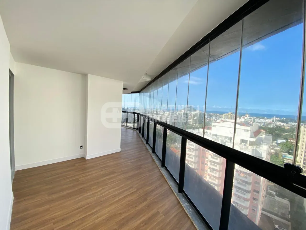 Glass-enclosed balcony in a 3-bedroom apartment, 119 m² — photo 6