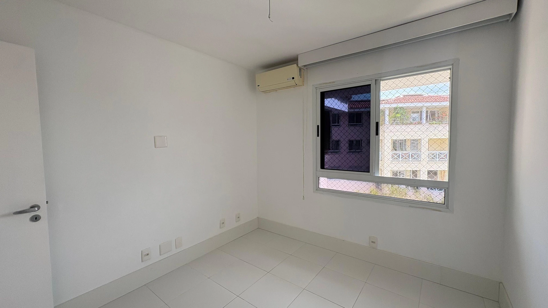 3-bedroom apartment with a glass-enclosed balcony — photo 32
