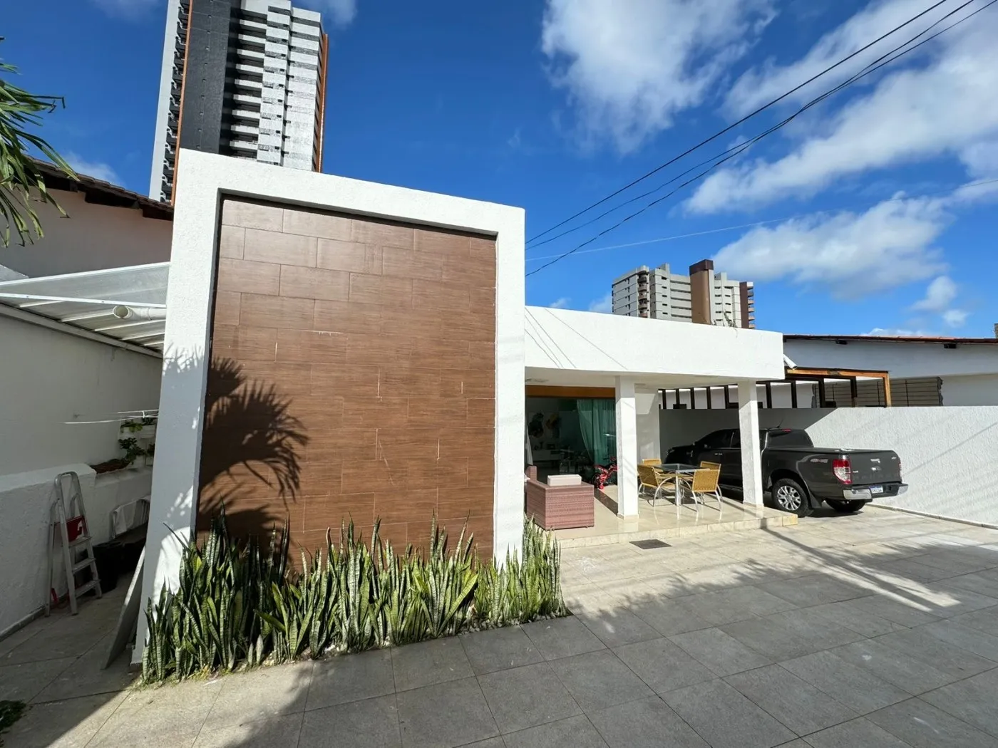 Rental house with 3 bedrooms and a balcony grill