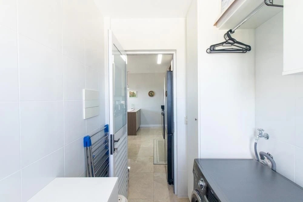 Furnished 2-bedroom apartment with an open-plan kitchen — photo 22