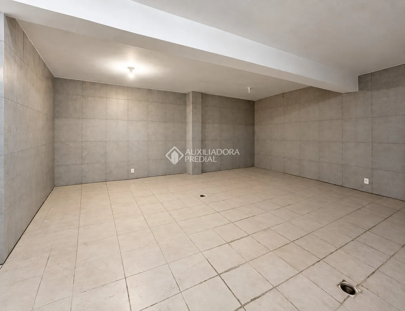 Bathtub in a 4-bedroom house, 280 m² — photo 37