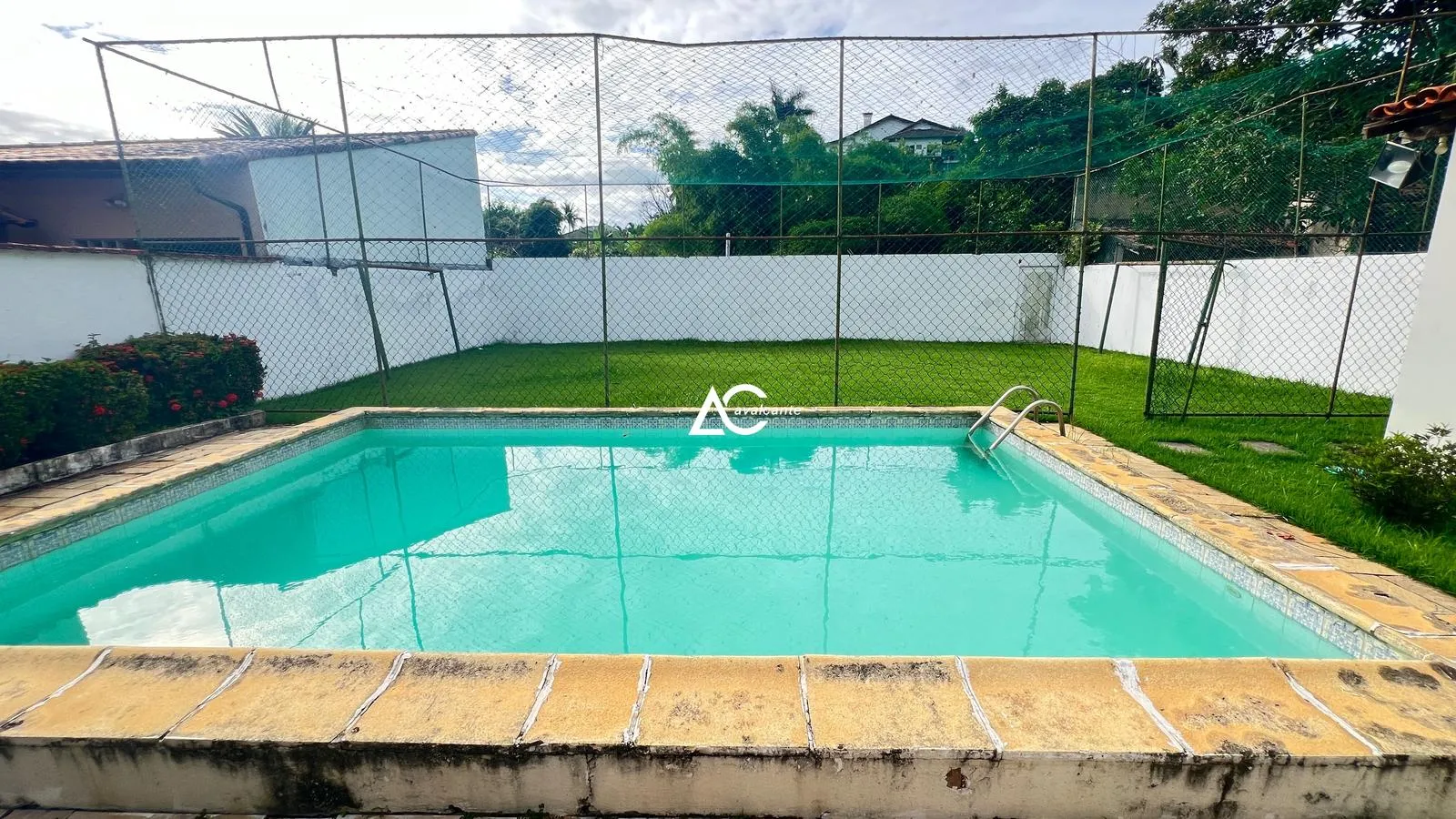 House with 5 bedrooms and 5 bathrooms plus a pool — photo 54