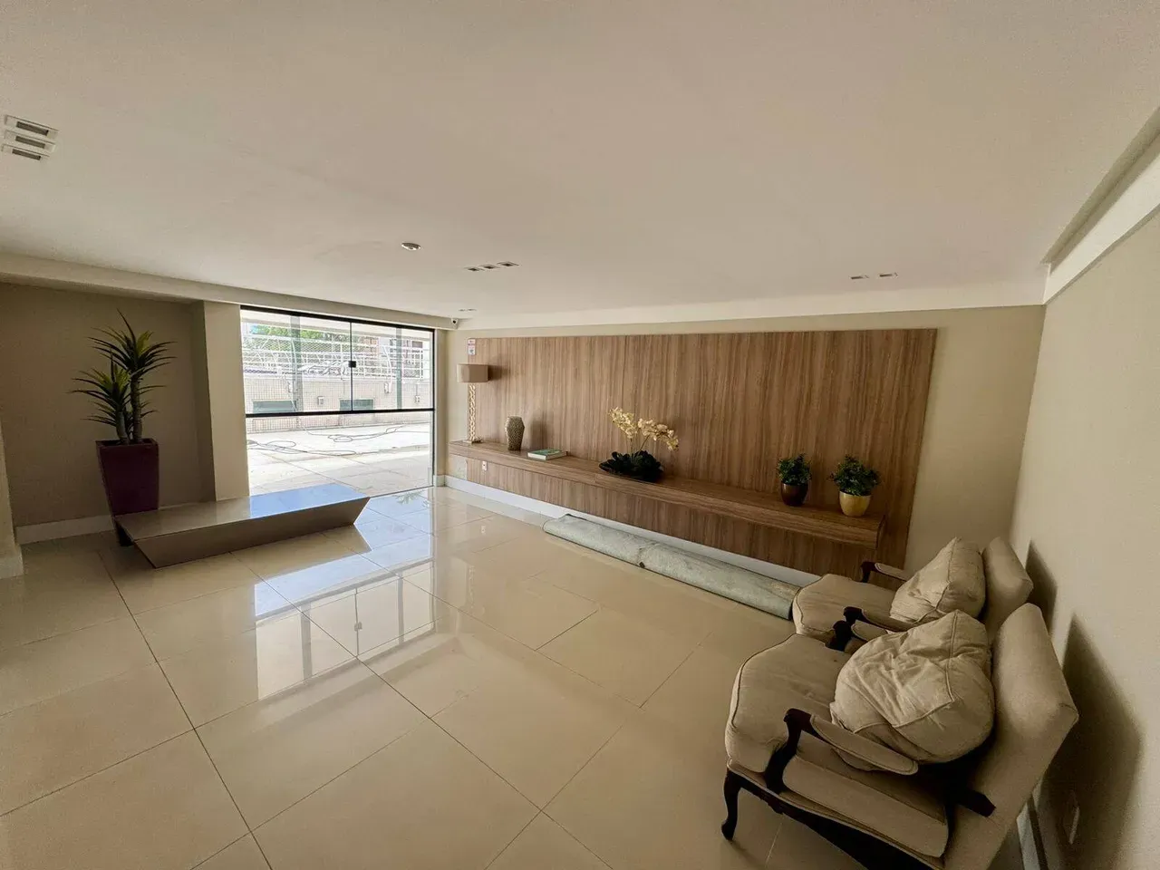 4-bedroom apartment in a building with a pool — photo 28