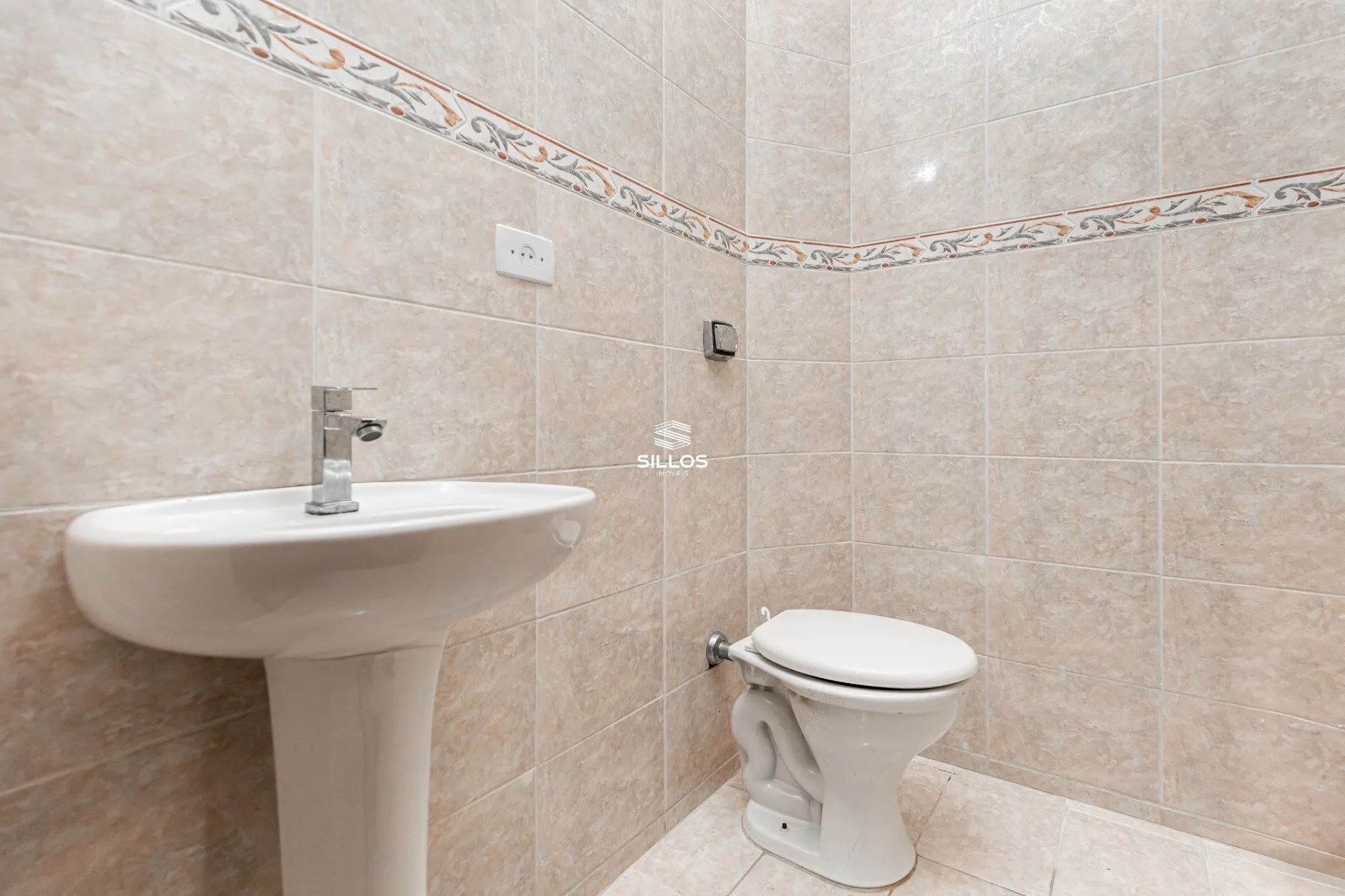 3-bedroom house with wood or laminate floors in Curitiba