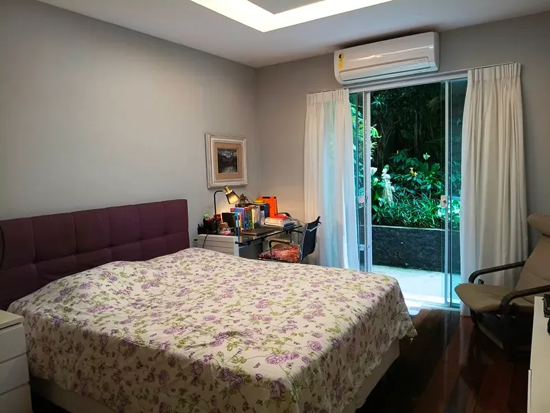 Apartment with 4 bedrooms and a enclosed glass balcony — photo 32