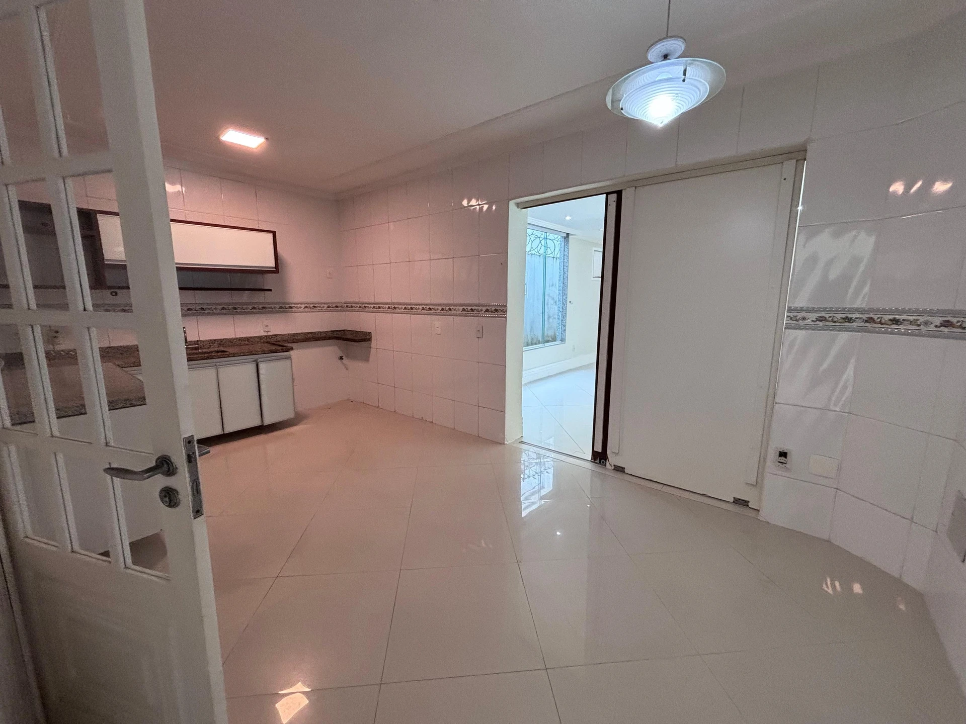 Condo house with 6 bedrooms and a balcony grill — photo 2