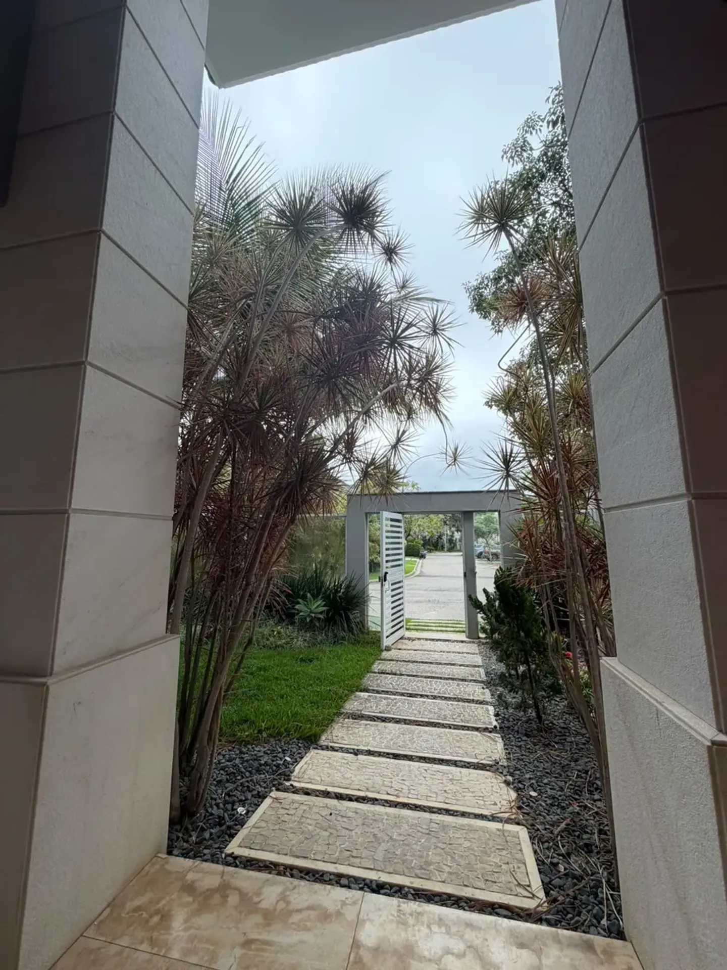 700 m² house with a garden and a bathtub — photo 9