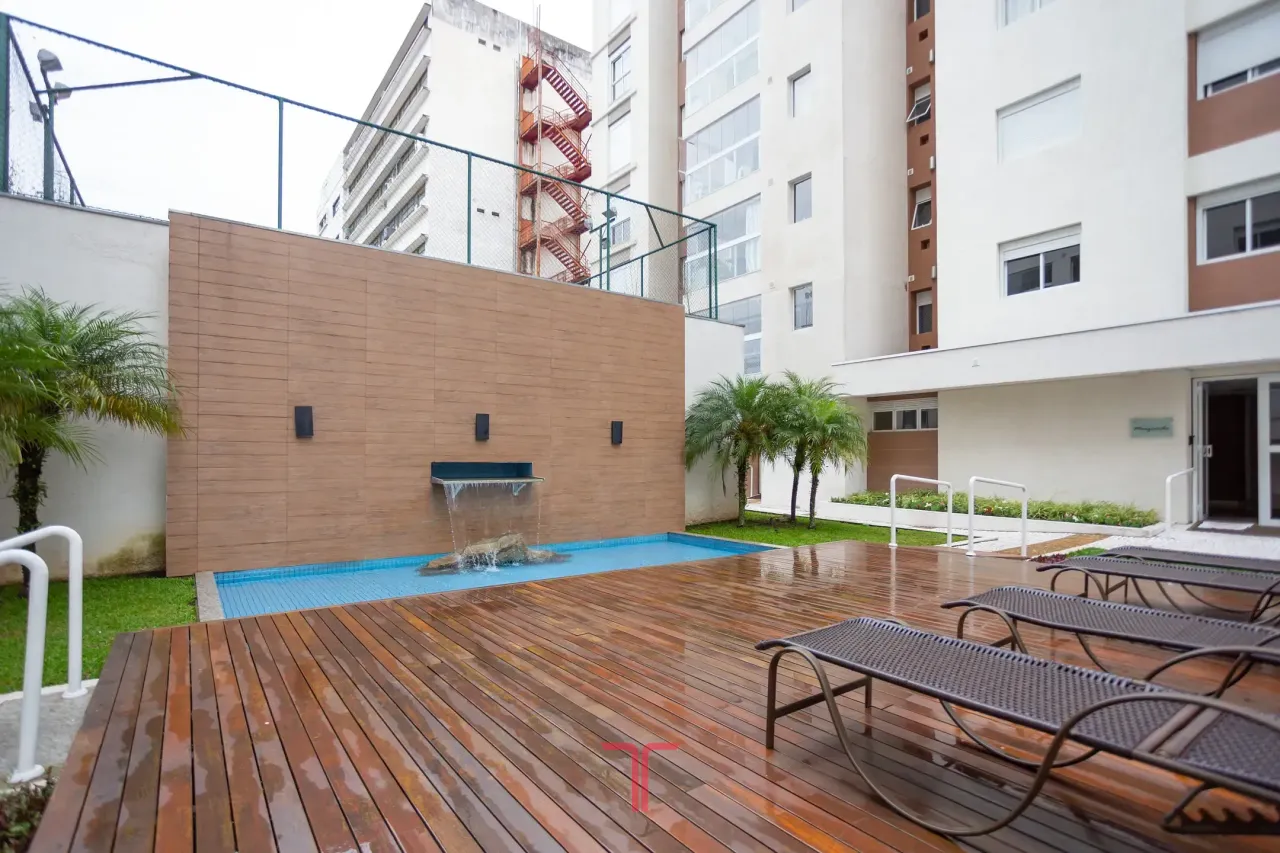 3-bedroom apartment in a building with a pool — photo 6