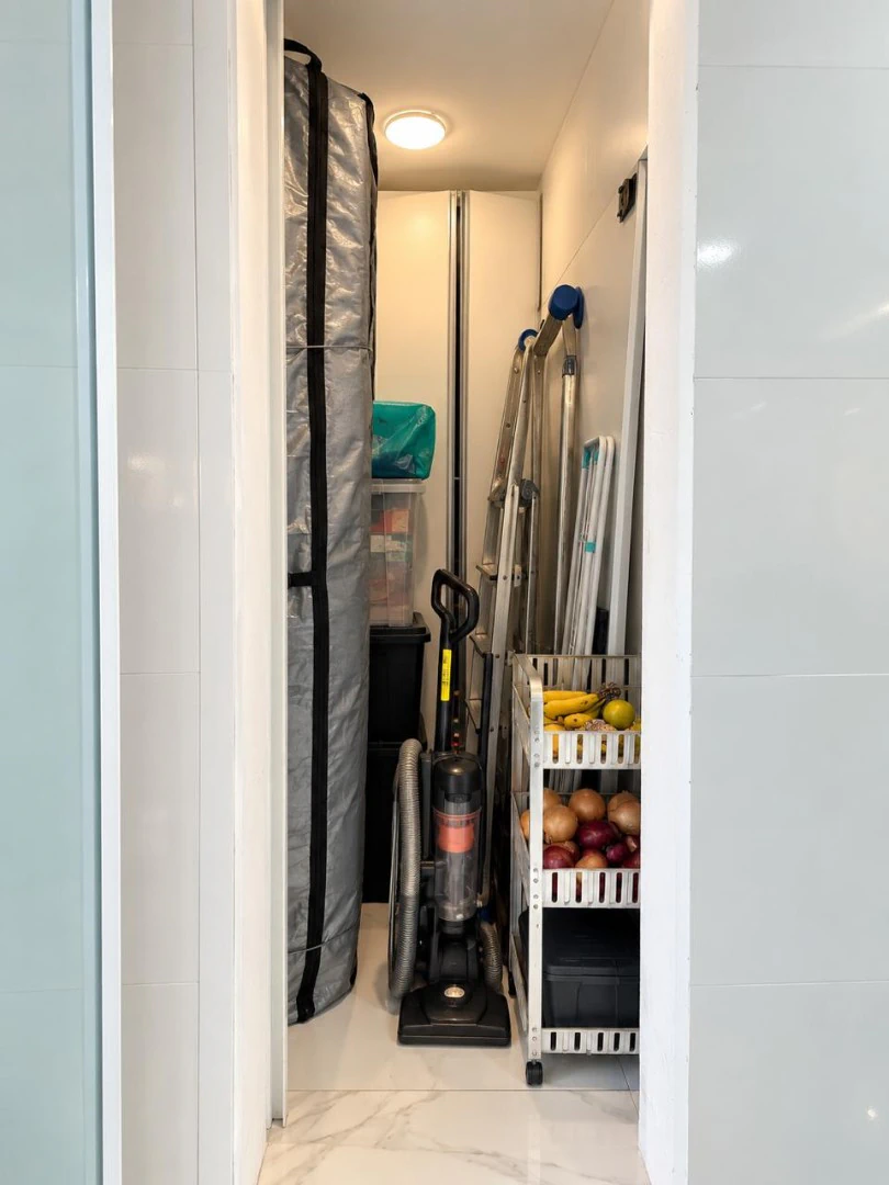 Walk-in closet in a 4-bedroom apartment, 115 m² — photo 7