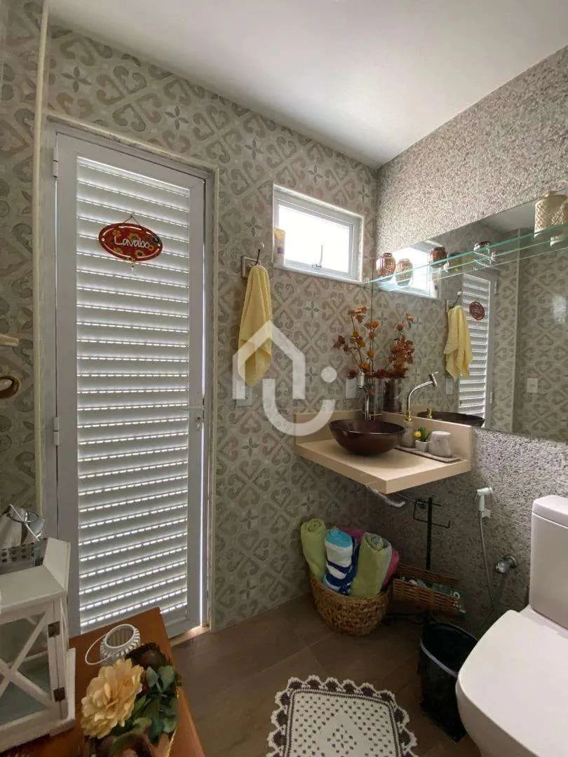 Walk-in closet in a 4-bedroom apartment, 210 m² — photo 23