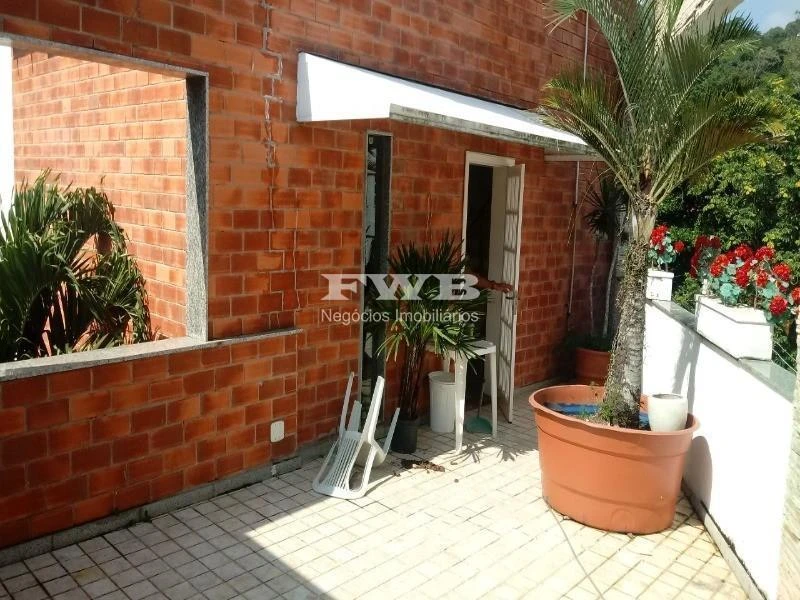 11-bedroom house with a walk-in closet in Rio de Janeiro — photo 42