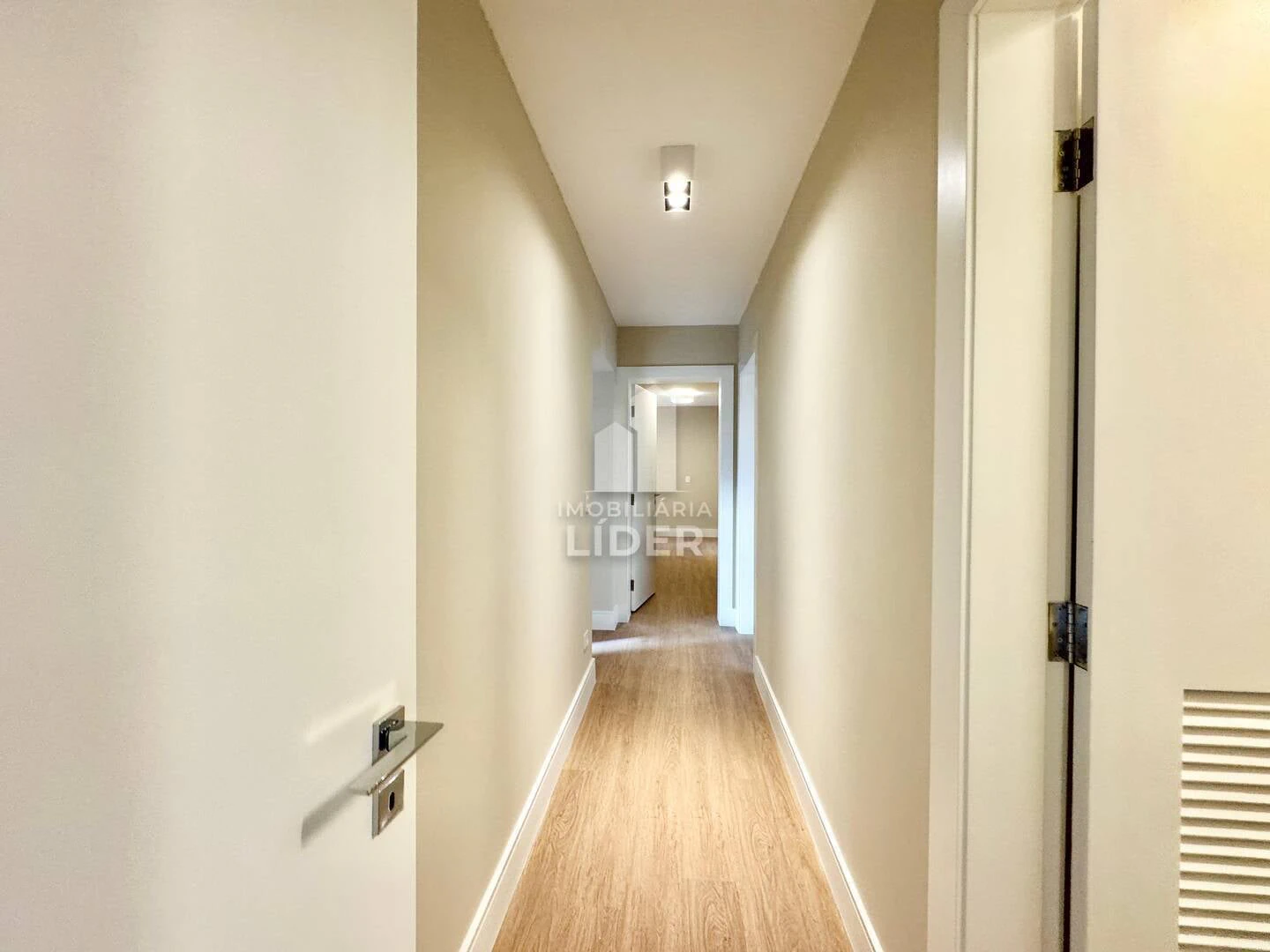 Apartment with 4 bedrooms and 3 parking spots, balcony — photo 27