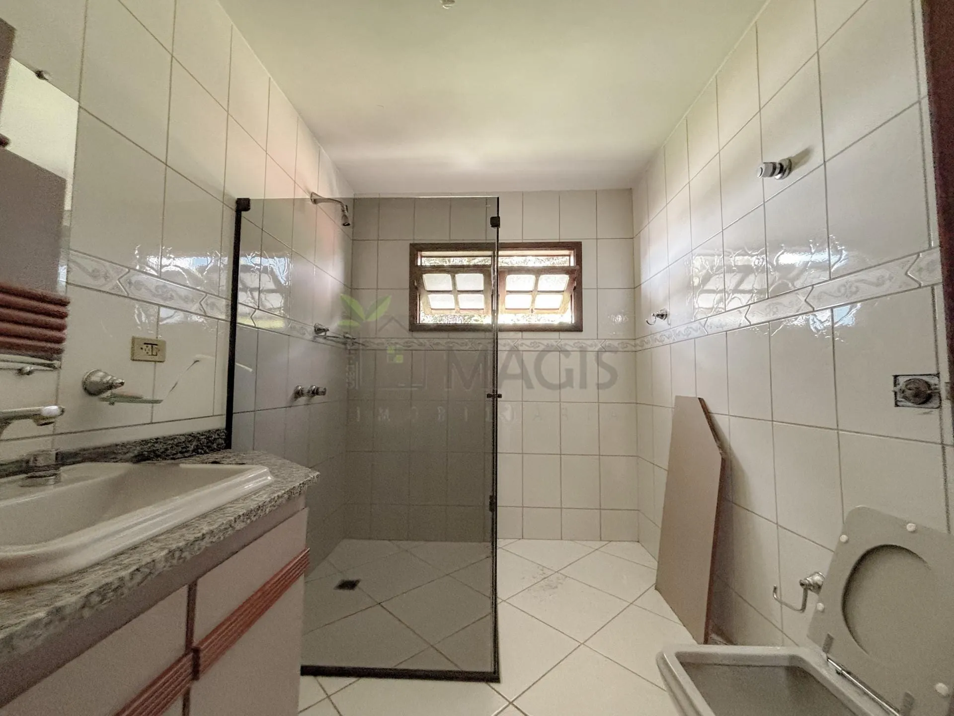 House with 5 bedrooms and 13 parking spaces across 2 floors — photo 10