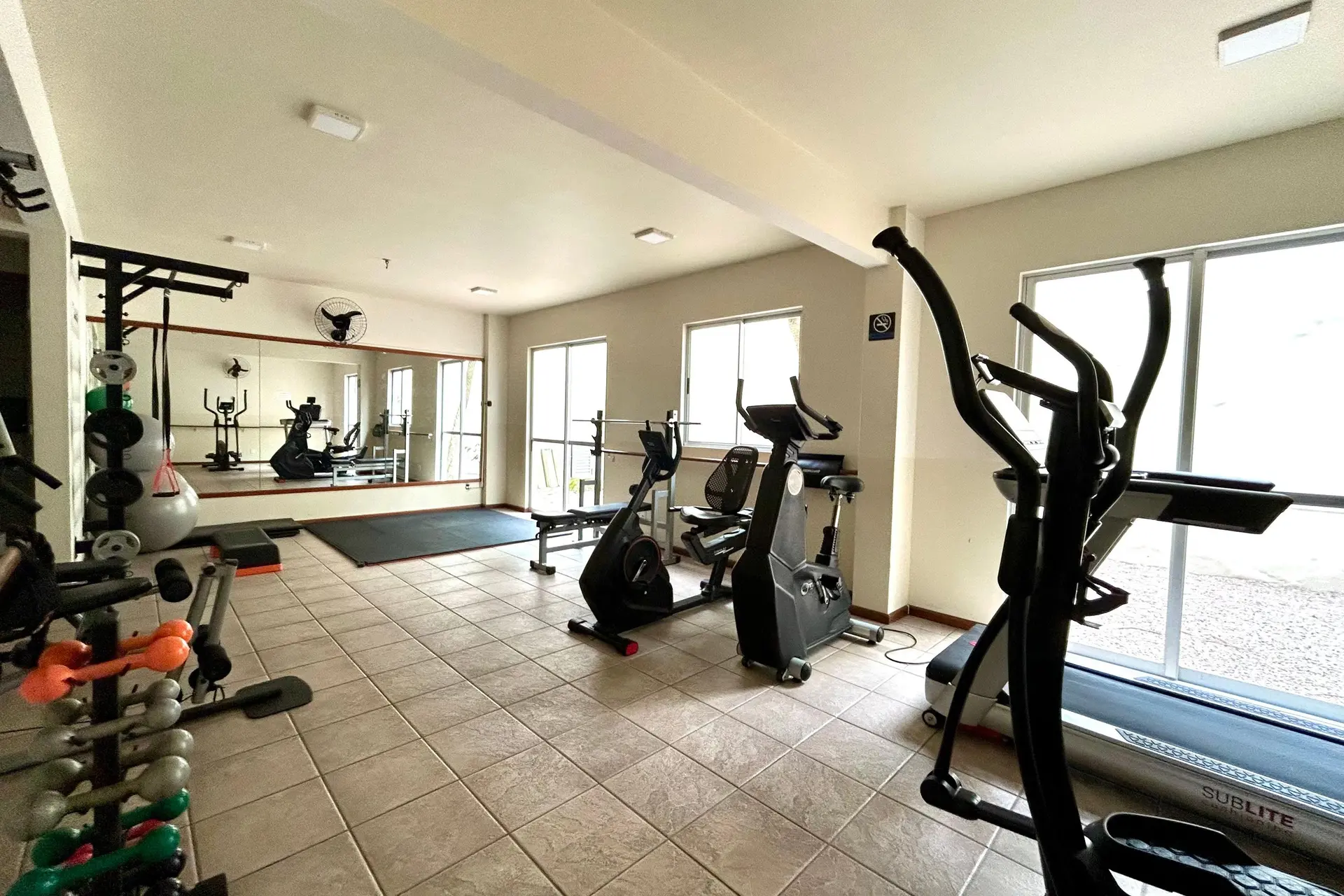 3-bedroom apartment in a building with a gym — photo 9