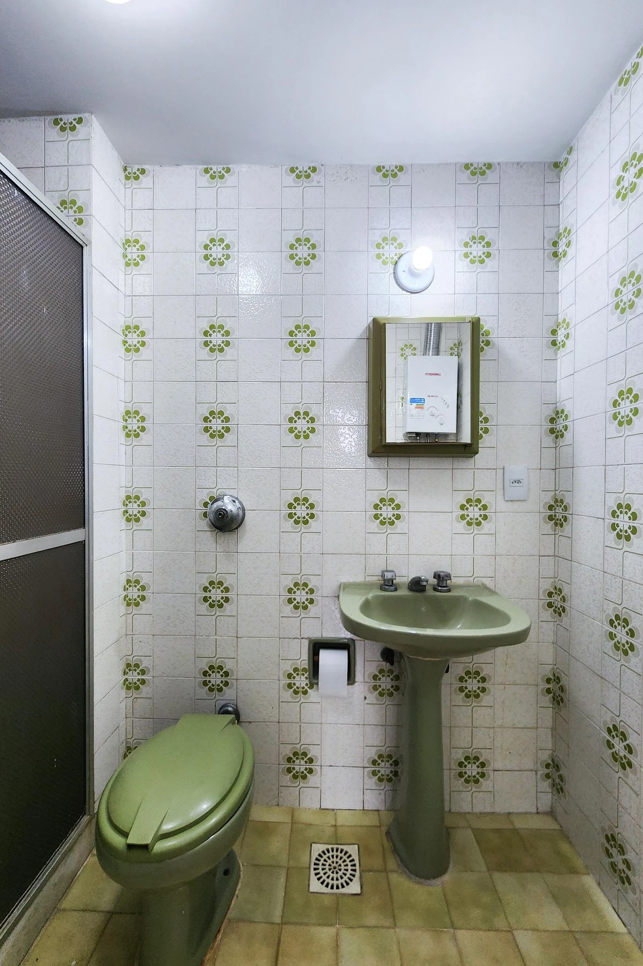 2-bedroom apartment in a building with a pool — photo 30