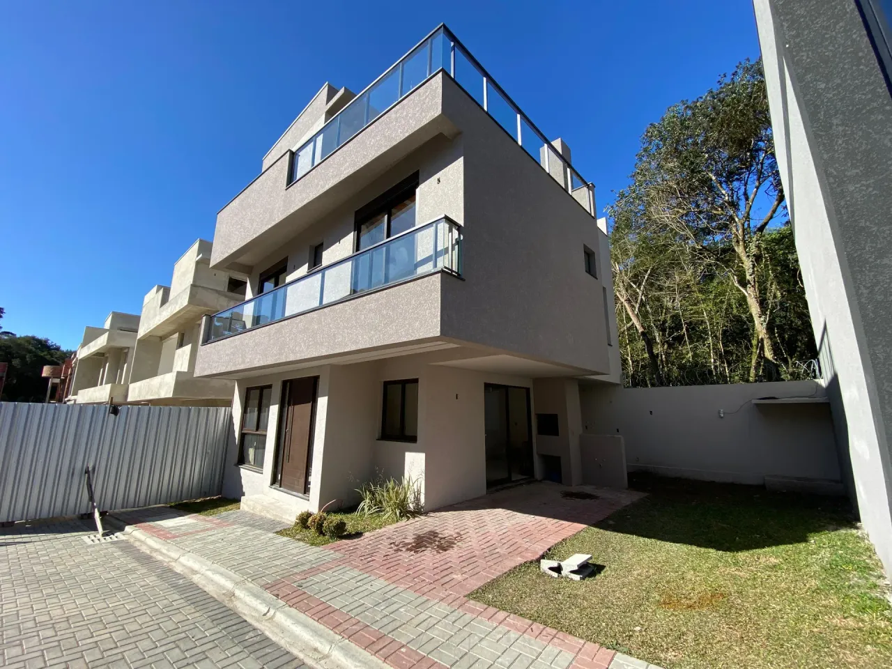 Casa com 3 quartos e 4 banheiros para locação, precisa de reforma — photo 2