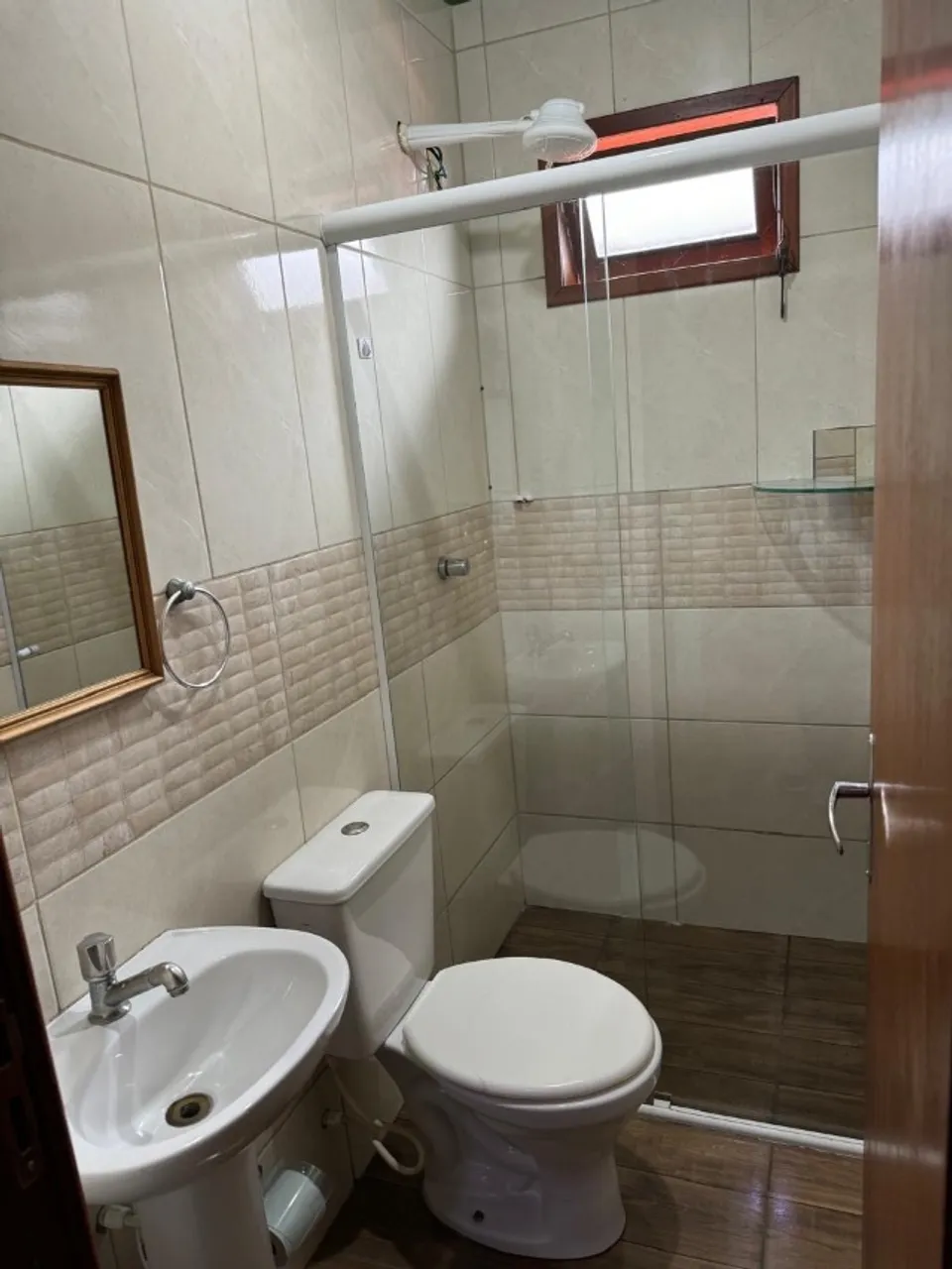Rental house with 2 bedrooms and a glass shower — photo 4